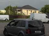 Volkswagen Touran 2004 года за 2 800 000 тг. в Алматы – фото 2