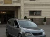 Volkswagen Touran 2004 года за 2 800 000 тг. в Алматы – фото 5
