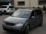 Volkswagen Touran 2004 года за 2 800 000 тг. в Алматы
