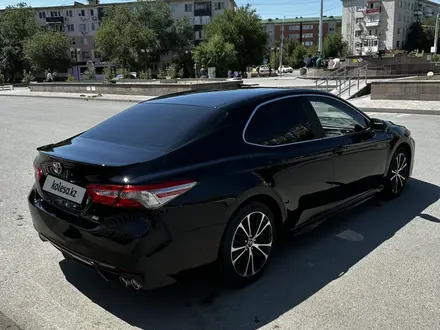 Toyota Camry 2019 года за 11 500 000 тг. в Атырау – фото 15