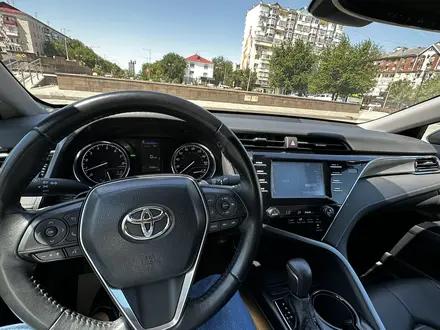 Toyota Camry 2019 года за 11 500 000 тг. в Атырау – фото 4