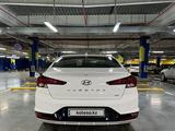 Hyundai Elantra 2019 года за 9 700 000 тг. в Шымкент – фото 4
