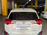 Toyota RAV4 2015 года за 10 600 000 тг. в Астана – фото 2