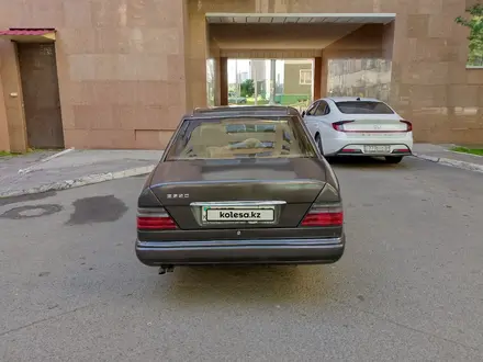 Mercedes-Benz E 220 1993 года за 1 200 000 тг. в Караганда – фото 6