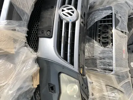 Передний бампер Volkswagen Touareg за 250 000 тг. в Алматы – фото 4