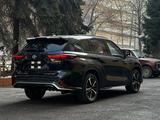 Toyota Highlander 2023 года за 29 800 000 тг. в Алматы – фото 2