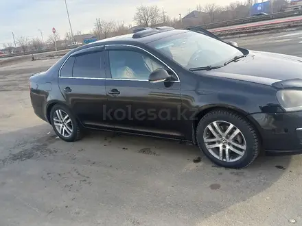 Volkswagen Jetta 2005 года за 2 700 000 тг. в Актобе – фото 3