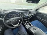 Toyota Highlander 2017 года за 17 000 000 тг. в Актобе – фото 4