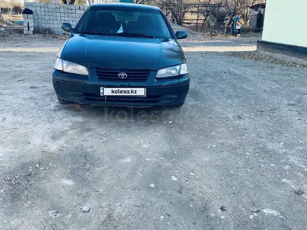 Toyota Camry 1999 года за 3 300 000 тг. в Шолаккорган – фото 2