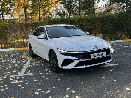 Hyundai Elantra 2023 года за 8 750 000 тг. в Караганда – фото 2