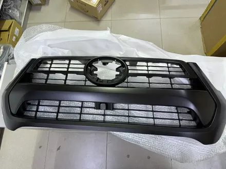 Решетки радиатора Toyota Hilux за 1 000 тг. в Уральск – фото 2