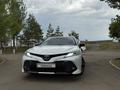 Toyota Camry 2020 года за 13 200 000 тг. в Астана – фото 2
