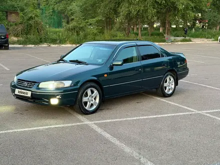Toyota Camry 1998 года за 3 900 000 тг. в Алматы – фото 2