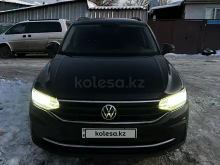 Volkswagen Tiguan 2021 года за 13 900 000 тг. в Алматы