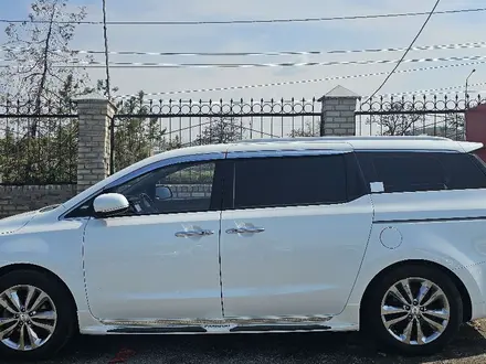 Kia Carnival 2016 года за 11 300 000 тг. в Шымкент – фото 7