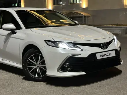 Toyota Camry 2022 года за 12 400 000 тг. в Астана – фото 2