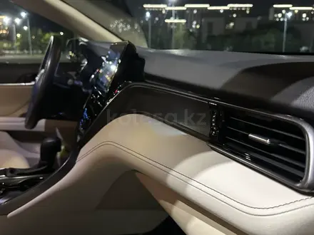 Toyota Camry 2022 года за 12 400 000 тг. в Астана – фото 15