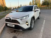 Toyota RAV4 2021 года за 17 800 000 тг. в Астана
