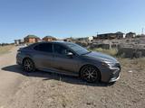 Toyota Camry 2020 года за 11 500 000 тг. в Караганда – фото 2