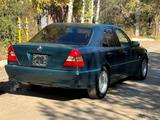Mercedes-Benz C 240 1998 года за 3 500 000 тг. в Караганда – фото 2