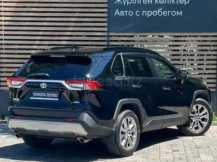 Toyota RAV4 Luxe 2023 года за 18 290 000 тг. в Алматы – фото 2