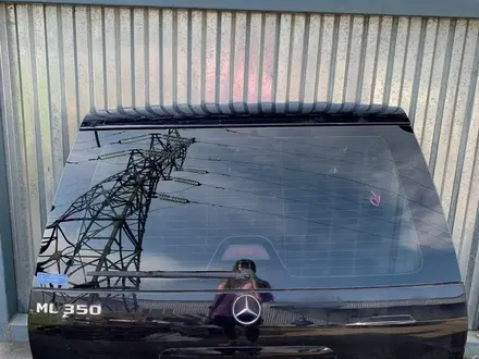 Крышка багажника на Mercedes-Benz ML350 W163 за 70 000 тг. в Алматы – фото 2