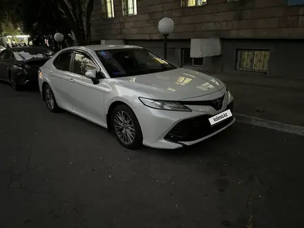 Toyota Camry 2021 года за 13 100 000 тг. в Алматы