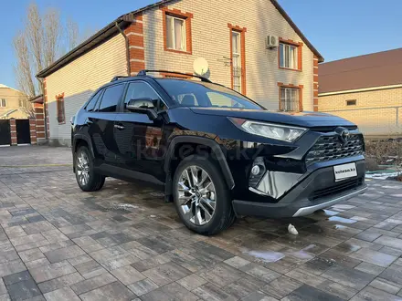 Toyota RAV4 2020 года за 12 200 000 тг. в Актобе – фото 2