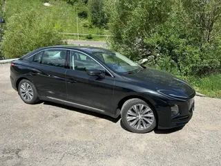 Hongqi E-QM5