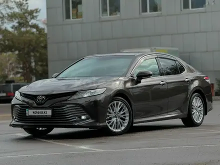 Toyota Camry 2020 года за 13 200 000 тг. в Астана – фото 2