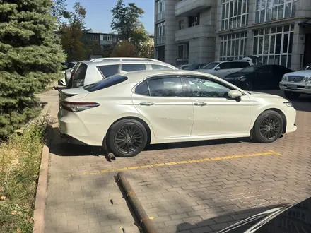 Toyota Camry 2018 года за 13 500 000 тг. в Алматы – фото 2