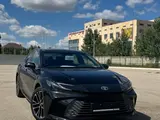 Toyota Camry Luxe 2025 года за 23 290 000 тг. в Актобе