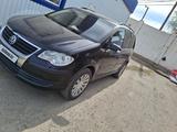 Volkswagen Touran 2007 года за 3 000 000 тг. в Атырау – фото 2