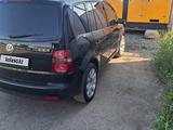 Volkswagen Touran 2007 года за 3 000 000 тг. в Атырау – фото 4