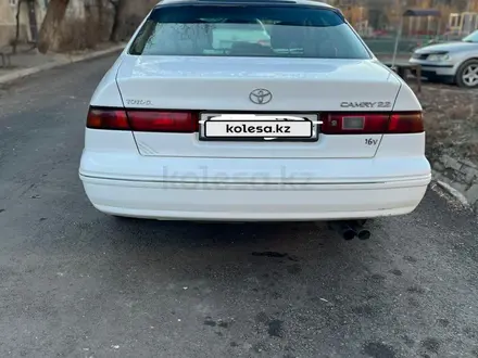 Toyota Camry 1998 года за 3 500 000 тг. в Талдыкорган – фото 11