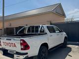 Toyota Hilux 2022 года за 18 700 000 тг. в Жанаозен – фото 2