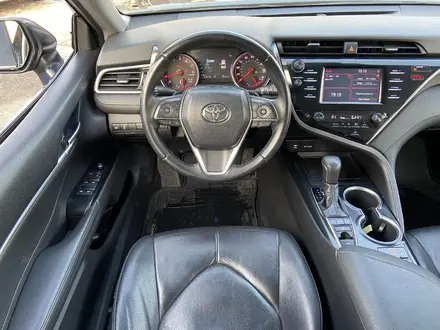 Toyota Camry 2018 года за 15 010 000 тг. в Алматы – фото 11