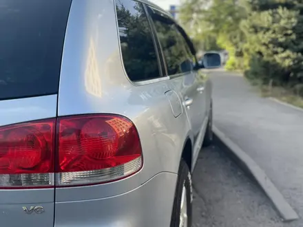 Volkswagen Touareg 2005 года за 4 400 000 тг. в Алматы – фото 2