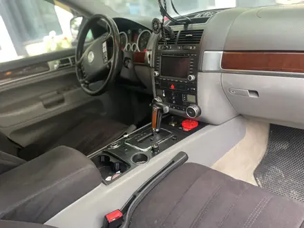 Volkswagen Touareg 2005 года за 4 400 000 тг. в Алматы – фото 13