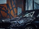 BMW X5 2021 года за 45 000 000 тг. в Петропавловск – фото 2
