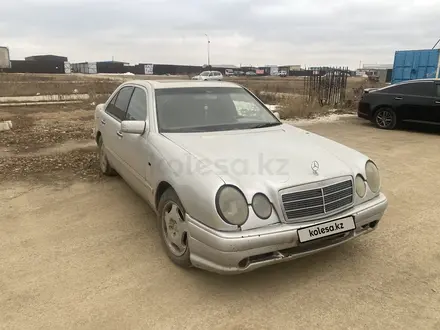 Mercedes-Benz E 320 1998 года за 2 300 000 тг. в Актобе