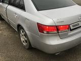 Hyundai Sonata 2006 года за 3 500 000 тг. в Атырау – фото 4