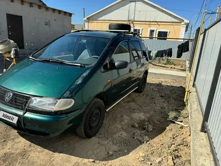 Volkswagen Sharan 1997 года за 1 700 000 тг. в Атырау – фото 2