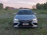 Toyota Camry 2024 года за 13 500 000 тг. в Актобе – фото 2