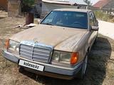 Mercedes-Benz E 220 1993 года за 950 000 тг. в Алматы – фото 2