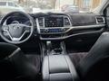 Toyota Highlander 2018 года за 20 500 000 тг. в Уральск – фото 7