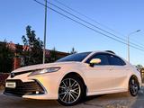 Toyota Camry 2023 года за 16 300 000 тг. в Талдыкорган – фото 2