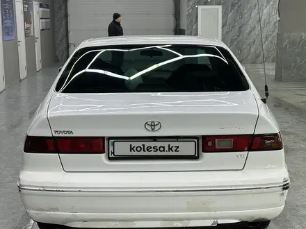 Toyota Camry 1999 года за 2 000 000 тг. в Семей – фото 2