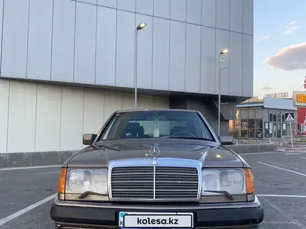 Mercedes-Benz E 280 1990 года за 2 000 000 тг. в Шымкент