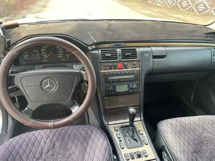 Mercedes-Benz E 320 1998 года за 3 500 000 тг. в Атырау – фото 13